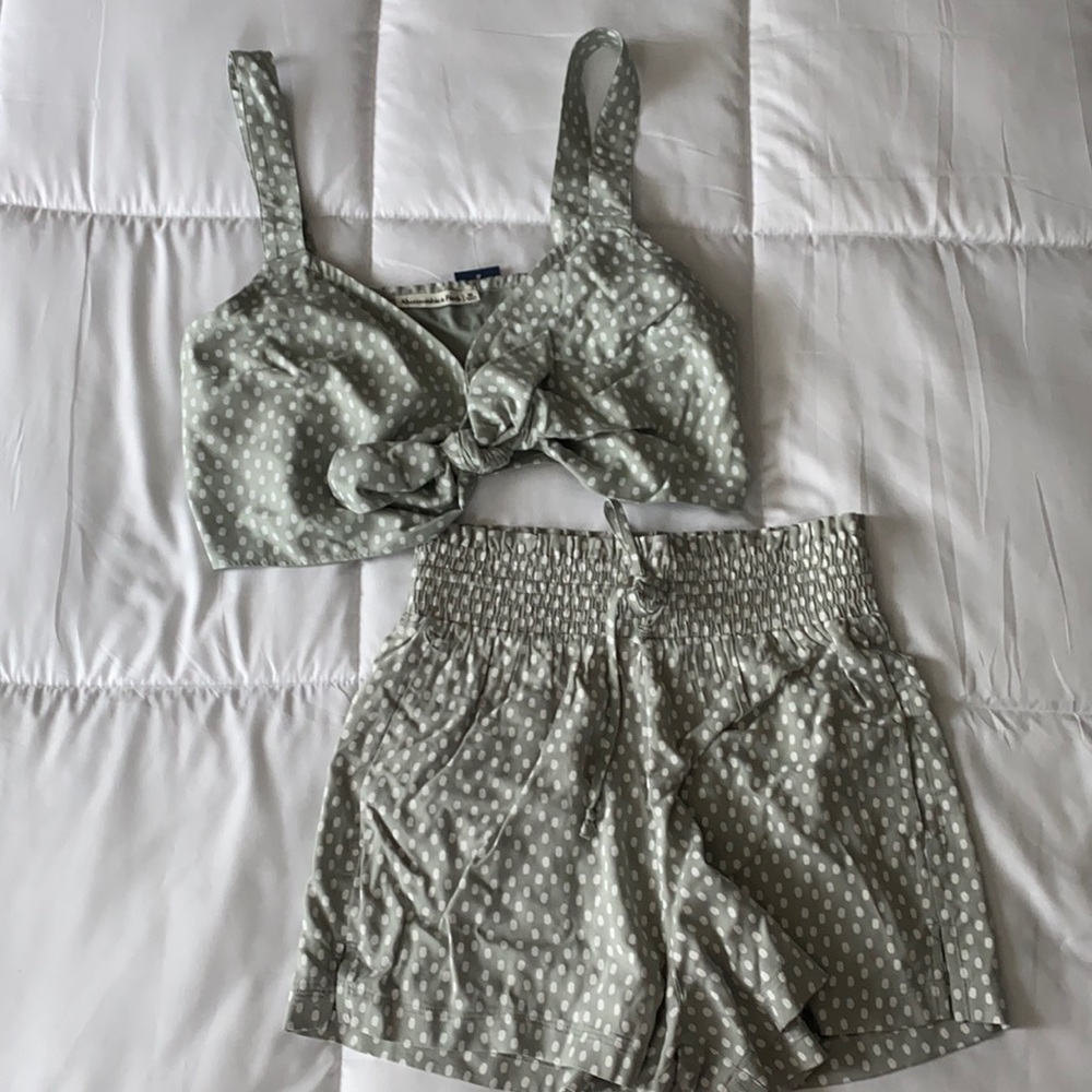 Bottoms are a small & top is medium!